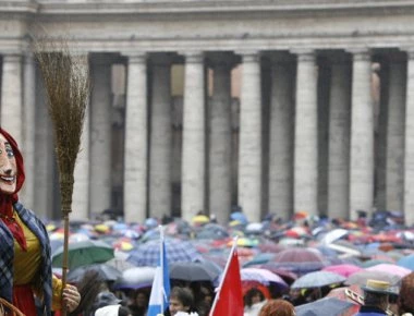 Η Ρώμη και το έθιμο των Φώτων - Ντύνονται μάγισσες και δίνουν ζαχαρωτά (φωτό)